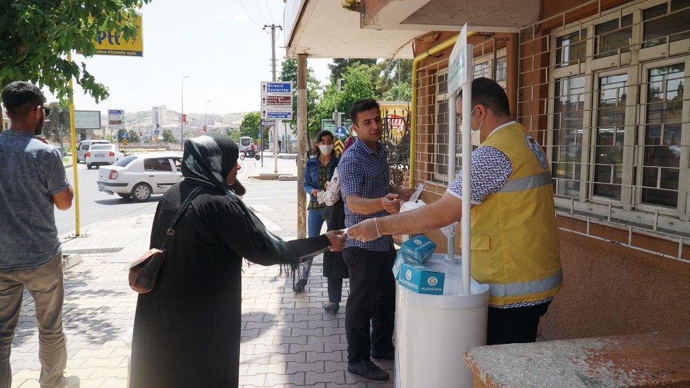 Haliliye’de halk sağlığı için maske dağıtımı sürüyor 