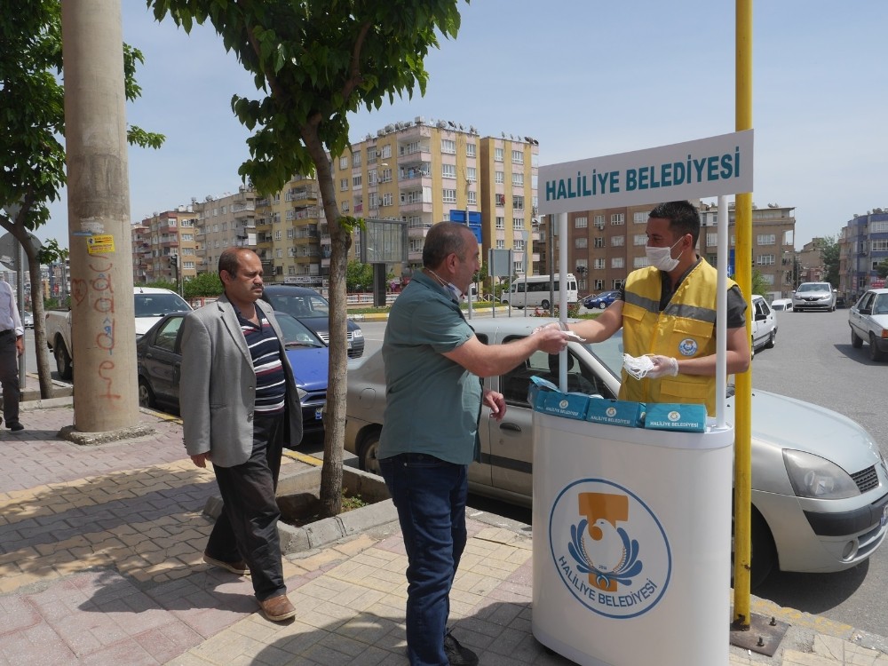 Haliliye’de maske dağıtımı sürüyor 