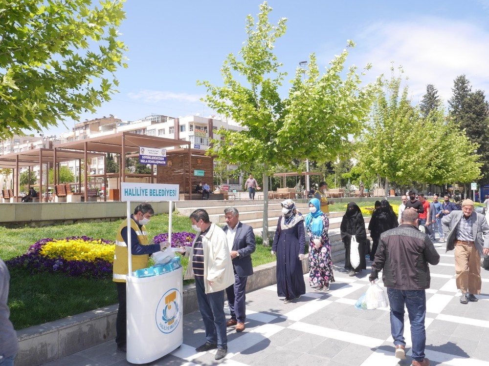 Haliliye’de maske üretimi ve dağıtımı sürüyor 