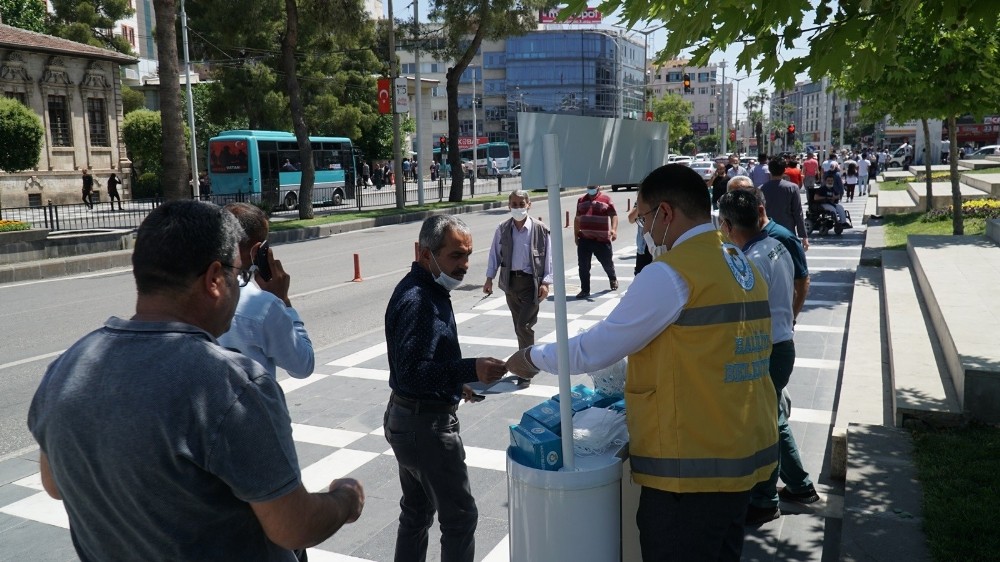Haliliye’de vatandaşa maske dağıtımı sürüyor 