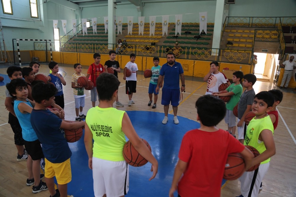 Haliliyeli gençler basketbol öğreniyor 