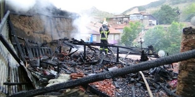 Halının altındaki 10 bin lira da kül oldu