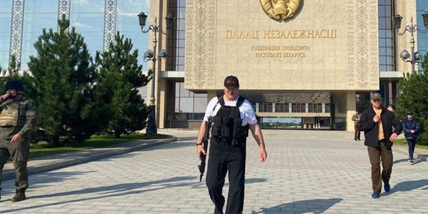 Halk cumhurbaşkanlığı sarayına yürüdü! Devlet Başkanı silahlandı