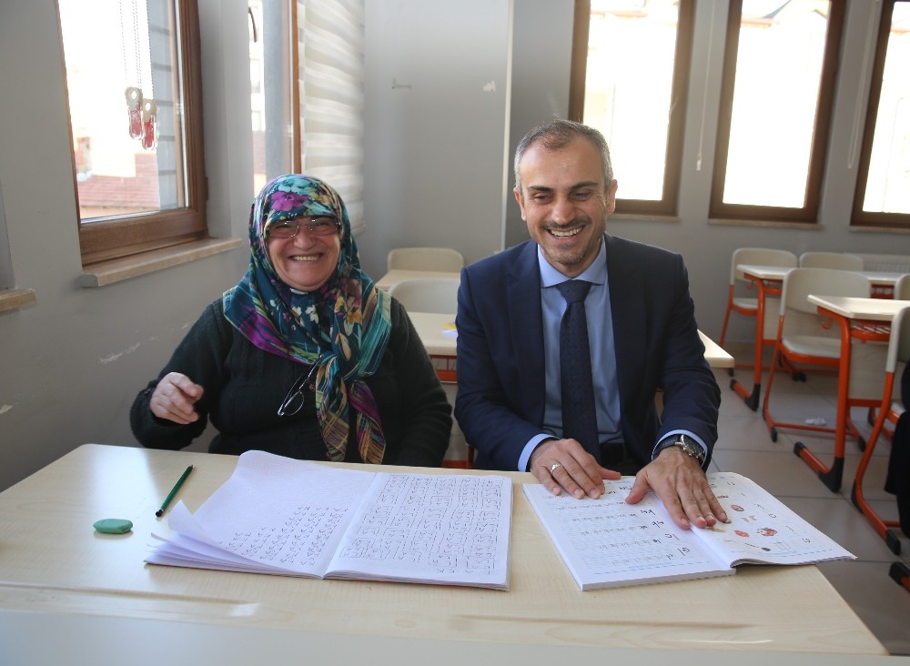 Halk eğitim kurslarında 74 kişi okuma-yazma öğrendi 