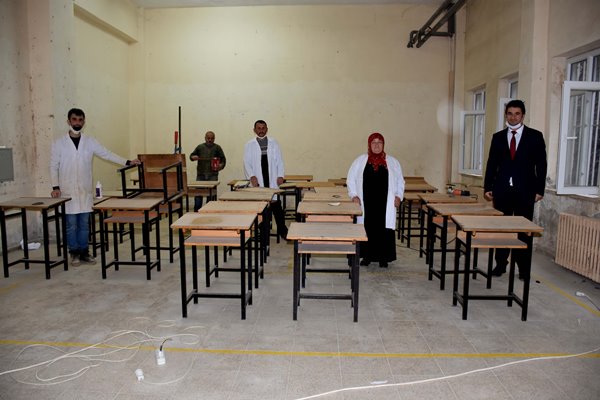 Halk Eğitim Merkezi kursiyerleri öğrencilerin sıralarını tamir ediyor