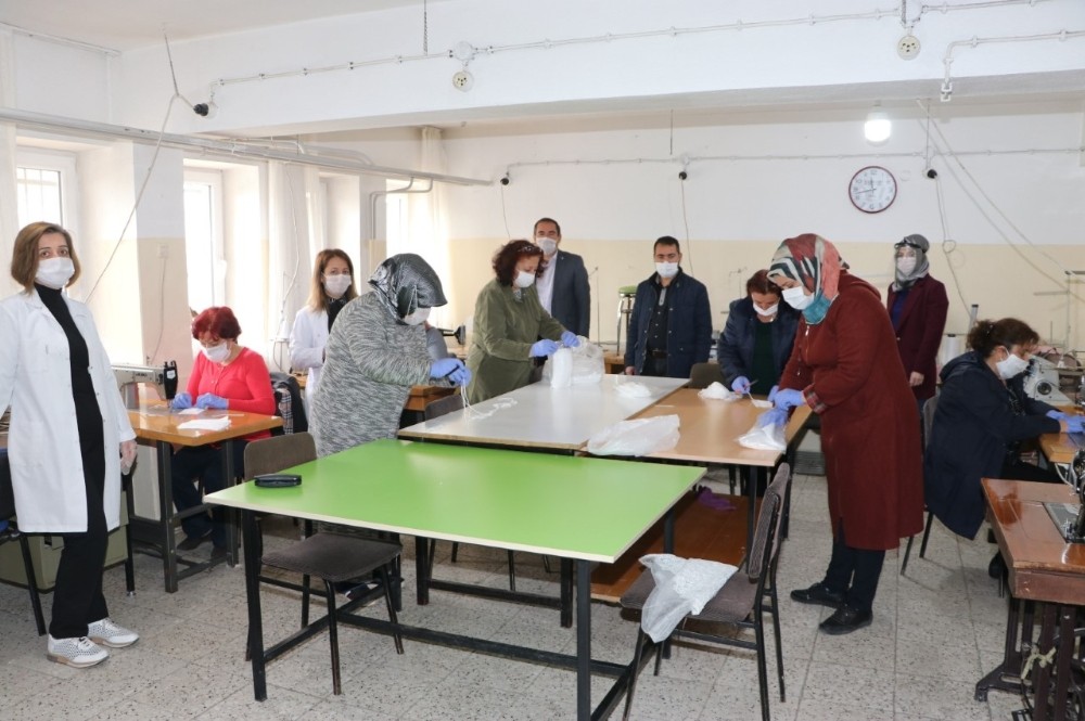 Halk Eğitim Merkezi maske üretimine başladı 