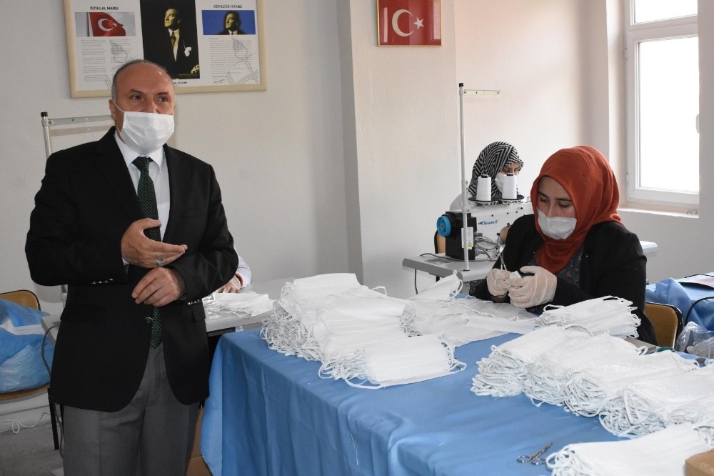 Halk eğitim merkezileri günlük 20 bin maske üretiyor 
