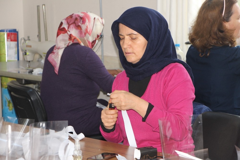 Halk Eğitim Merkezi’nden sağlık çalışanları için film maske üretimi 
