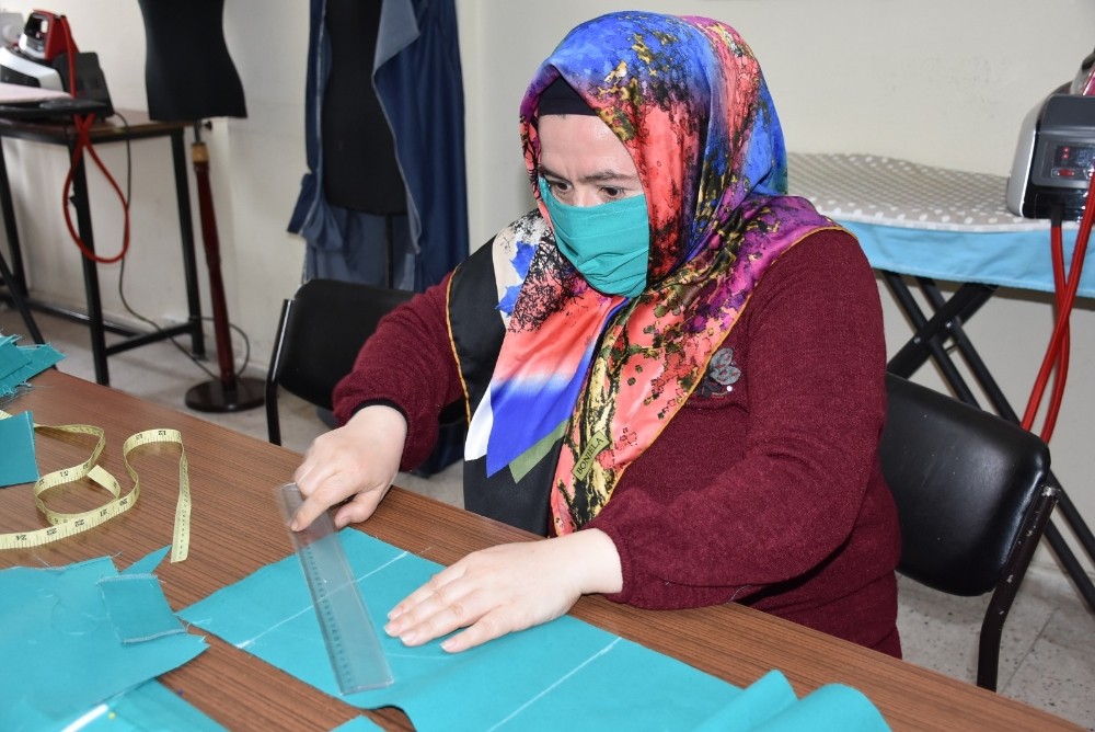 Halk eğitim merkezinden virüse maske desteği 