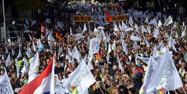 Halk kürtaj için sokağa döküldü