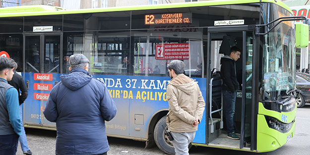 Halk otobüsü anne ile çocuklarına çarptı!
