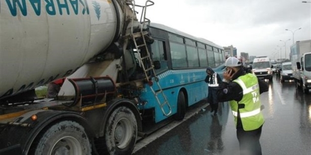 Halk otobüsü beton mikserine çarptı: 14 yaralı