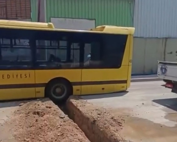 Halk otobüsü böyle askıda kaldı