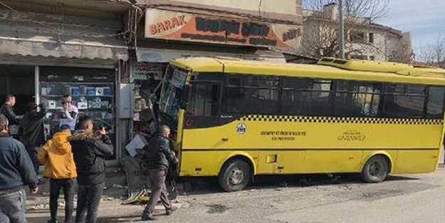 Halk otobüsü büfeye çarptı! Çok sayıda yaralı var
