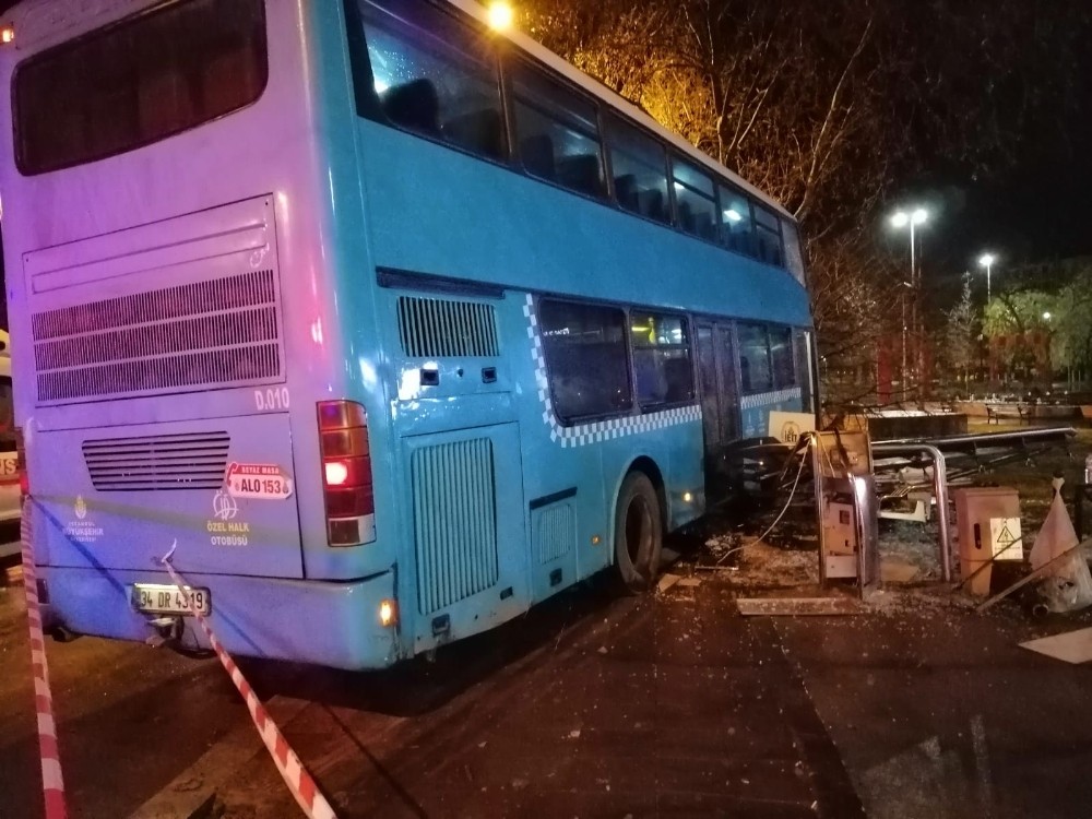 Halk otobüsü durağa daldı;üçü ağır beş kişi yaralı 