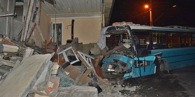 Halk otobüsü eve çarptı! Yaralılar var