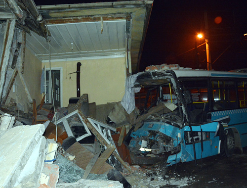 Halk otobüsü eve girdi