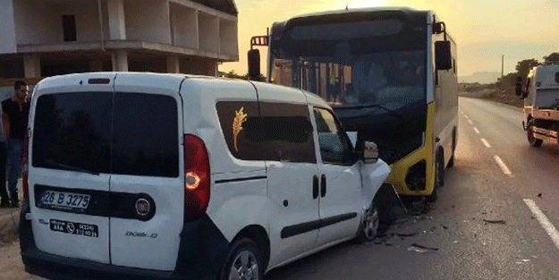 Halk otobüsü ile çarpışan ekmek dağıtım aracının sürücüsü öldü