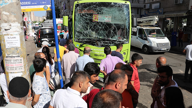 Halk otobüsü ile iş makinesi çarpıştı: 5 kişi yaralı