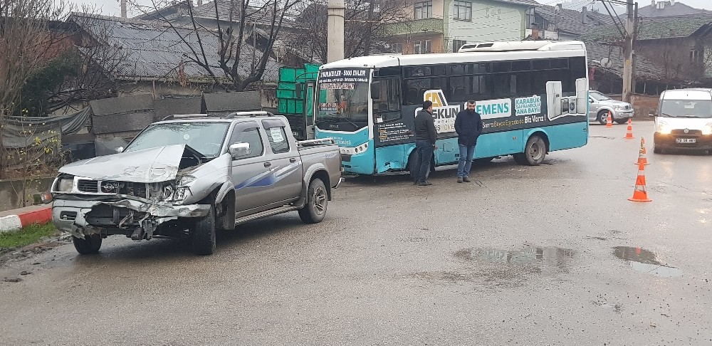 Halk otobüsü ile kamyonet çarpıştı: 1 yaralı 