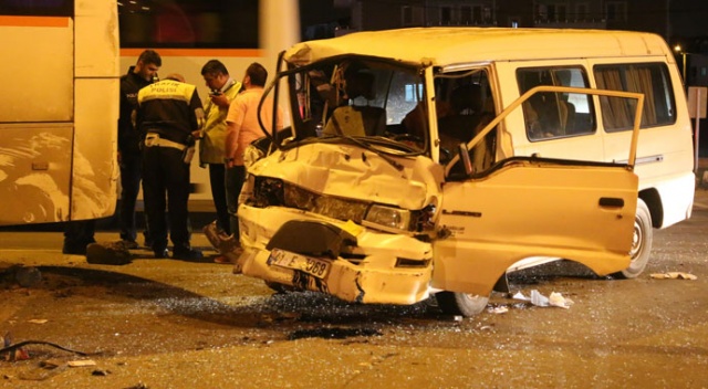 Halk otobüsü ile otomobil çarpıştı: 4 kişi yaralı