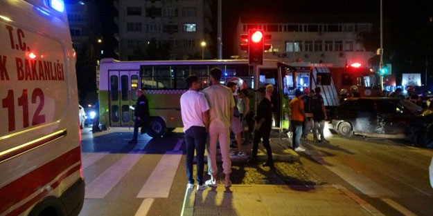 Halk otobüsü ile otomobil çarpıştı