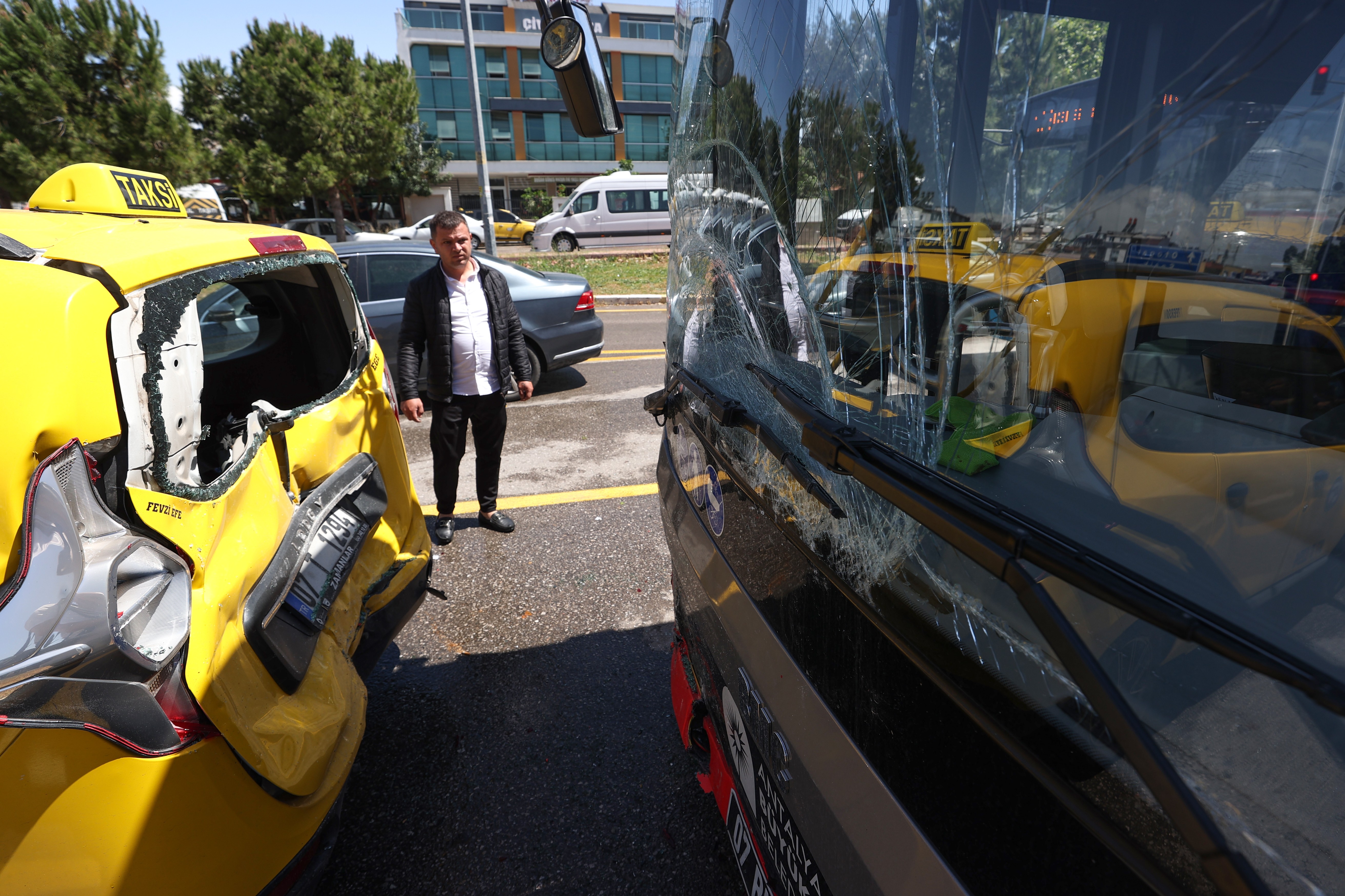 Halk otobüsü kırmızı ışıkta bekleyen araçlara daldı! 7 araç birbirine girdi!