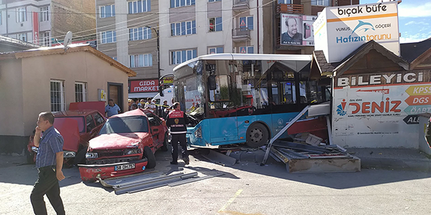 Halk otobüsü kontrolden çıktı! Ortalık savaş alanına döndü
