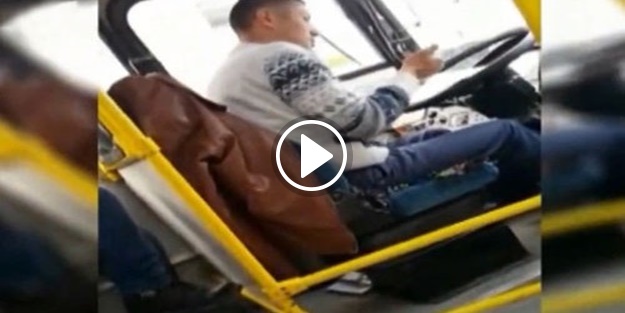 Halk otobüsü kullanırken at yarışı oynayan şoför