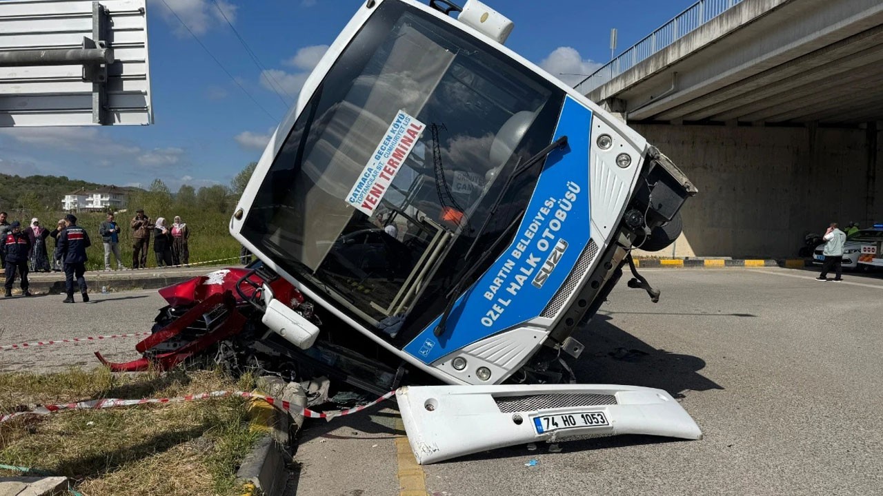 Halk otobüsü otomobilin üzerine devrildi: 46 yaralı