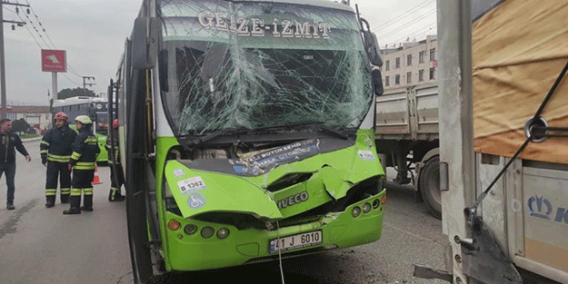 Halk otobüsü tıra çarptı: Yaralılar var