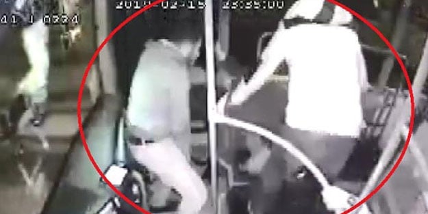 Halk otobüsünde genç kızı taciz eden şüpheliyi tekme tokat dövdüler