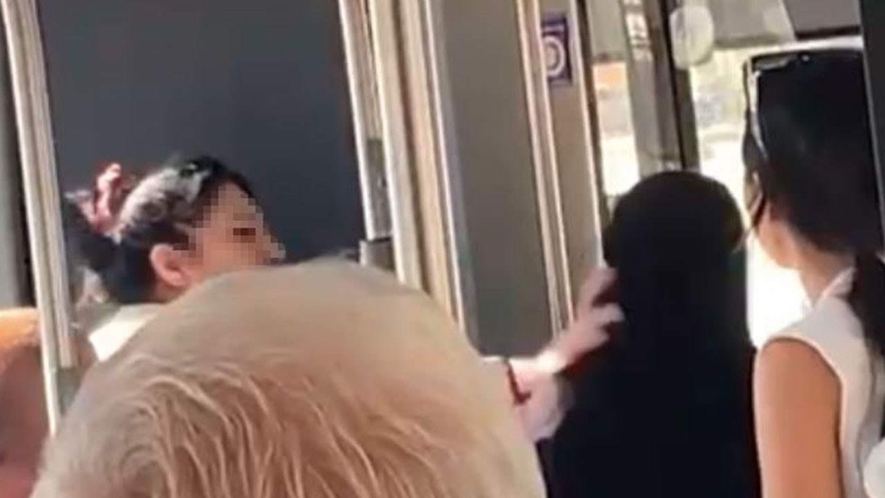 Halk otobüsünde nefret dolu saldırı! Tesettürlü kadına hakaret ettiler
