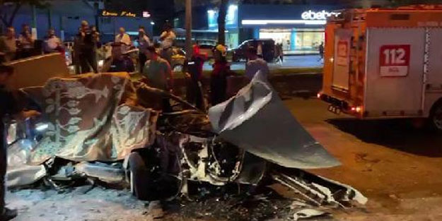 Halk otobüsüne arkadan çarpan otomobil kağıt gibi ezildi