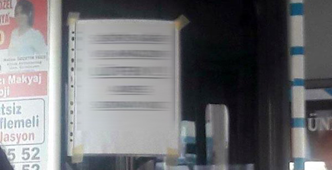 Halk otobüsüne asılan yazı sosyal medya'da olay oldu