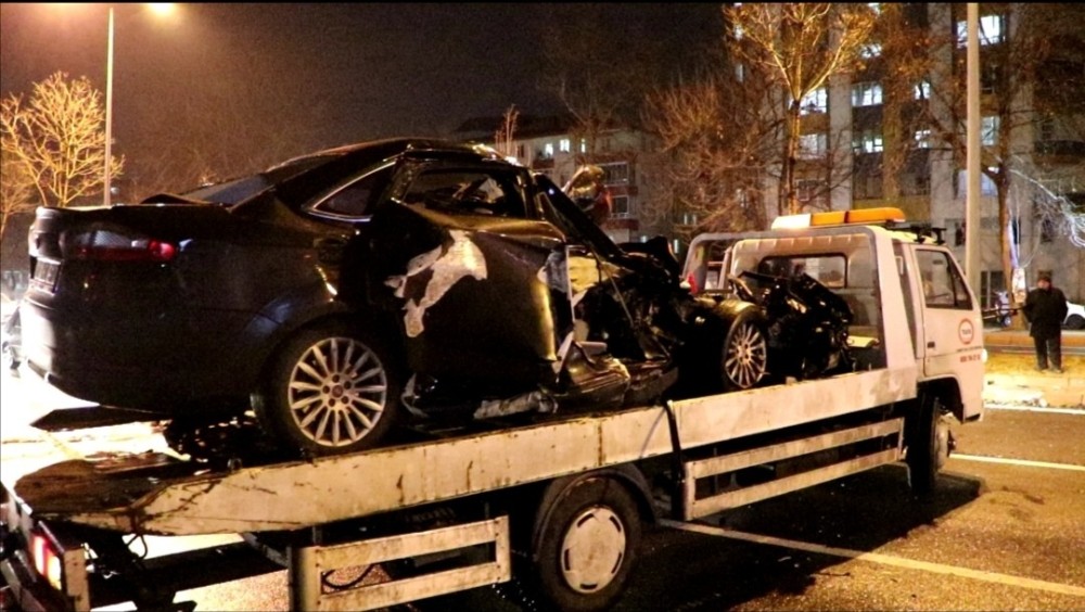 Halk otobüsüne çarpan otomobil hurdaya döndü 