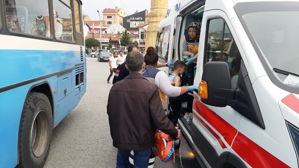 Halk otobüsünün çarptığı çocuk ölümden döndü 