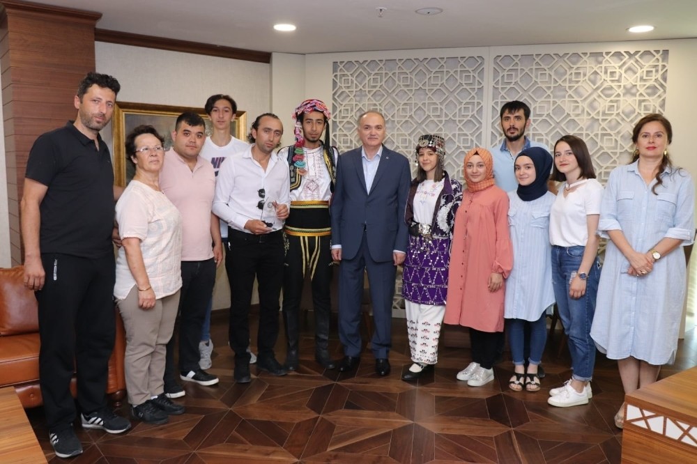 Halk oyunları topluluğundan Başkan Özlü’ye ziyaret 