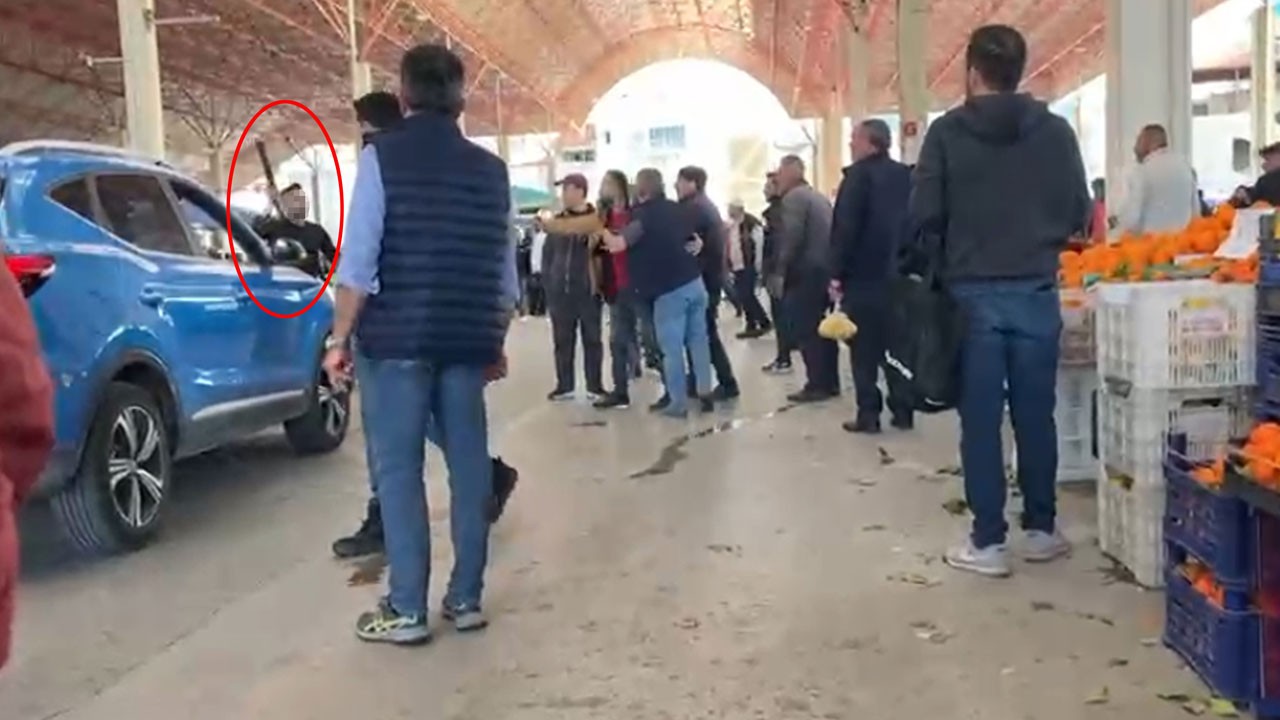 Halk pazarında dehşeti! Tüfek tutukluk yapmasaydı facia yaşanacaktı