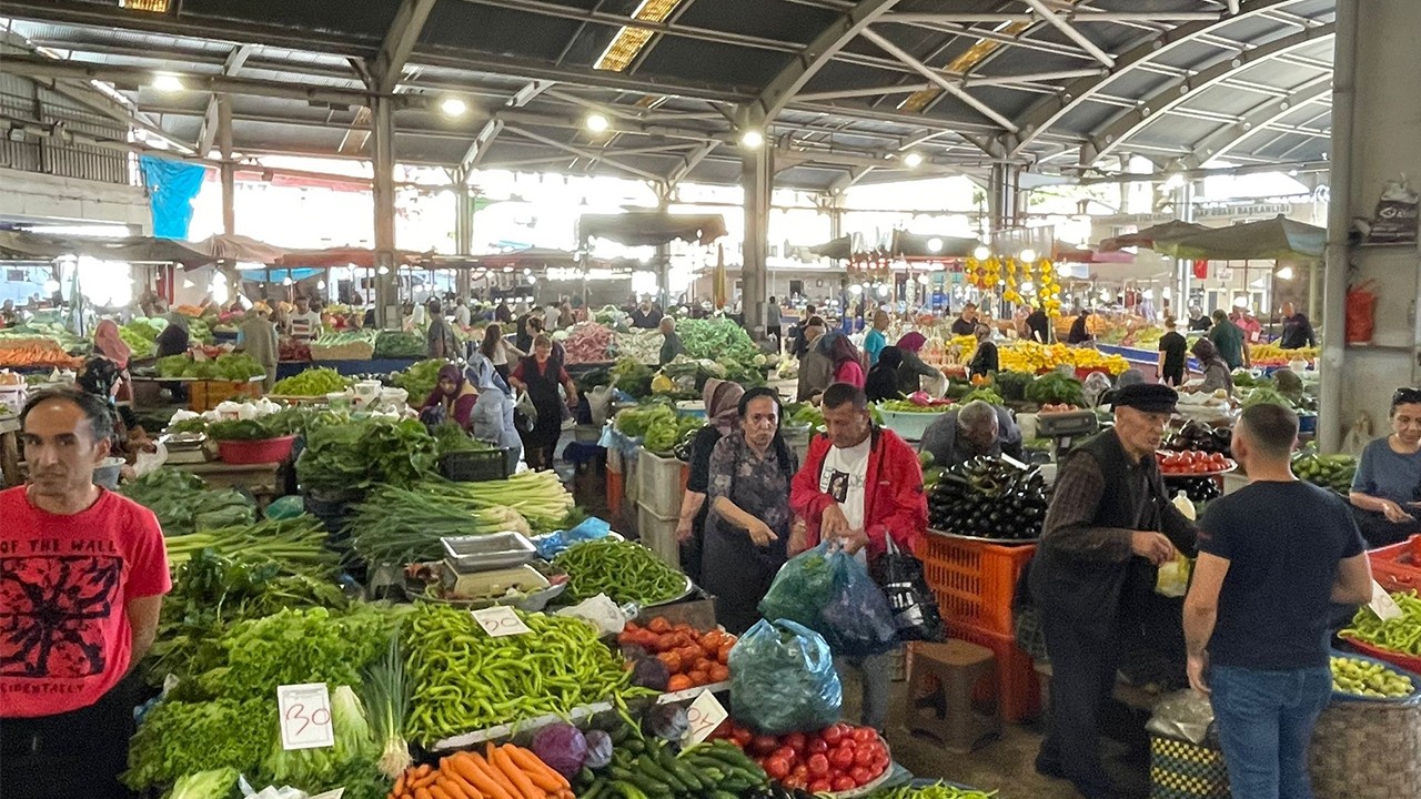 Halk pazarında fiyatlar vatandaşın yüzünü güldürdü