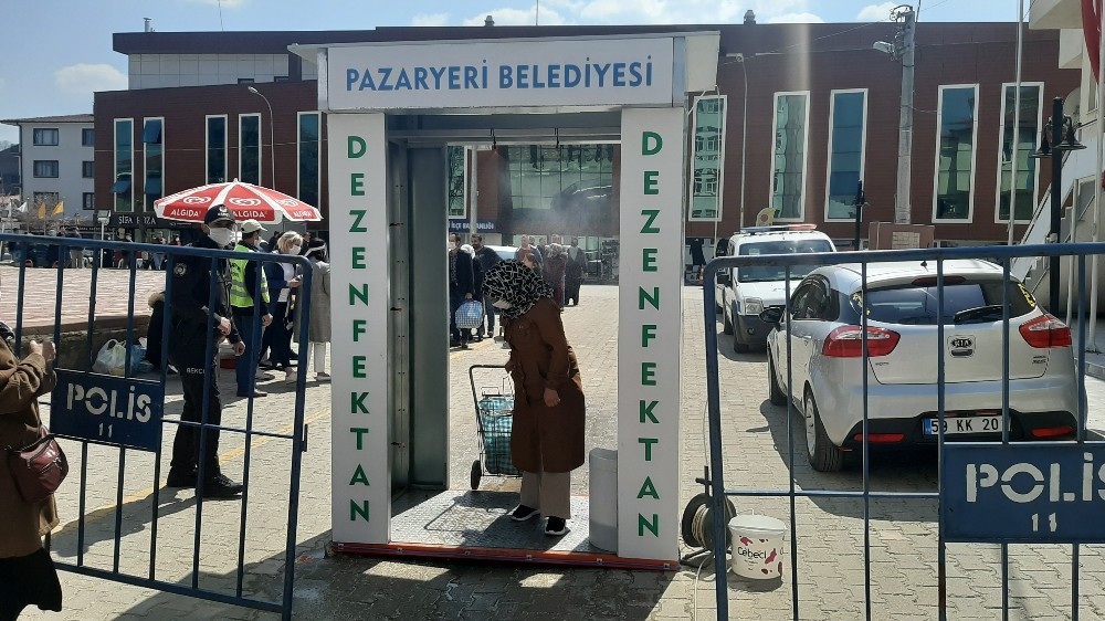 Halk pazarında vatandaşlar dezenfekte tünelinden geçerek, 25’şerli gruplar halinde içeri alındı 