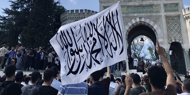 Halk TV Beyazıt'ta eşcinsel sapkınlara geçit vermeyen Müslümanları hedef aldı!