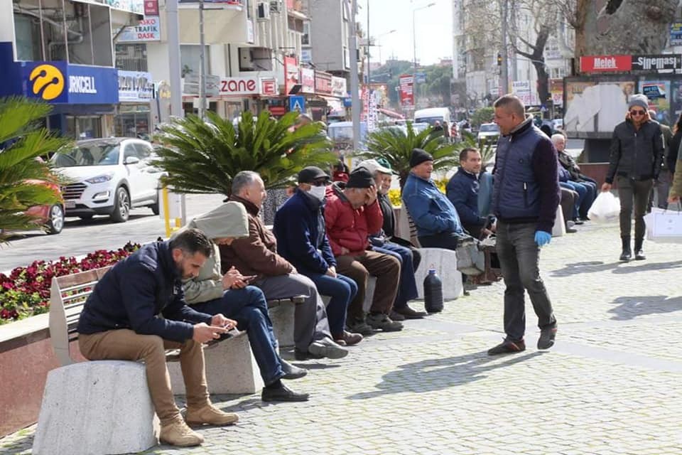 Halk uyarılara aldırış etmeyince meydandaki banklar kaldırıldı 
