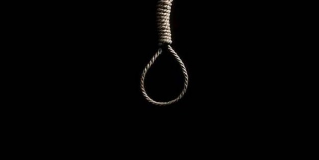 Halka açık alanda 3 idam