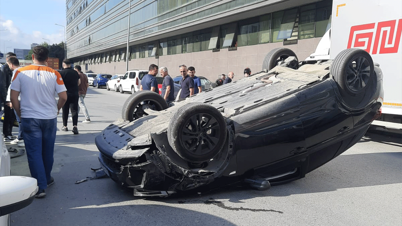 Halkalı‘da korku dolu anlar! Takla atan araç paniğe neden oldu