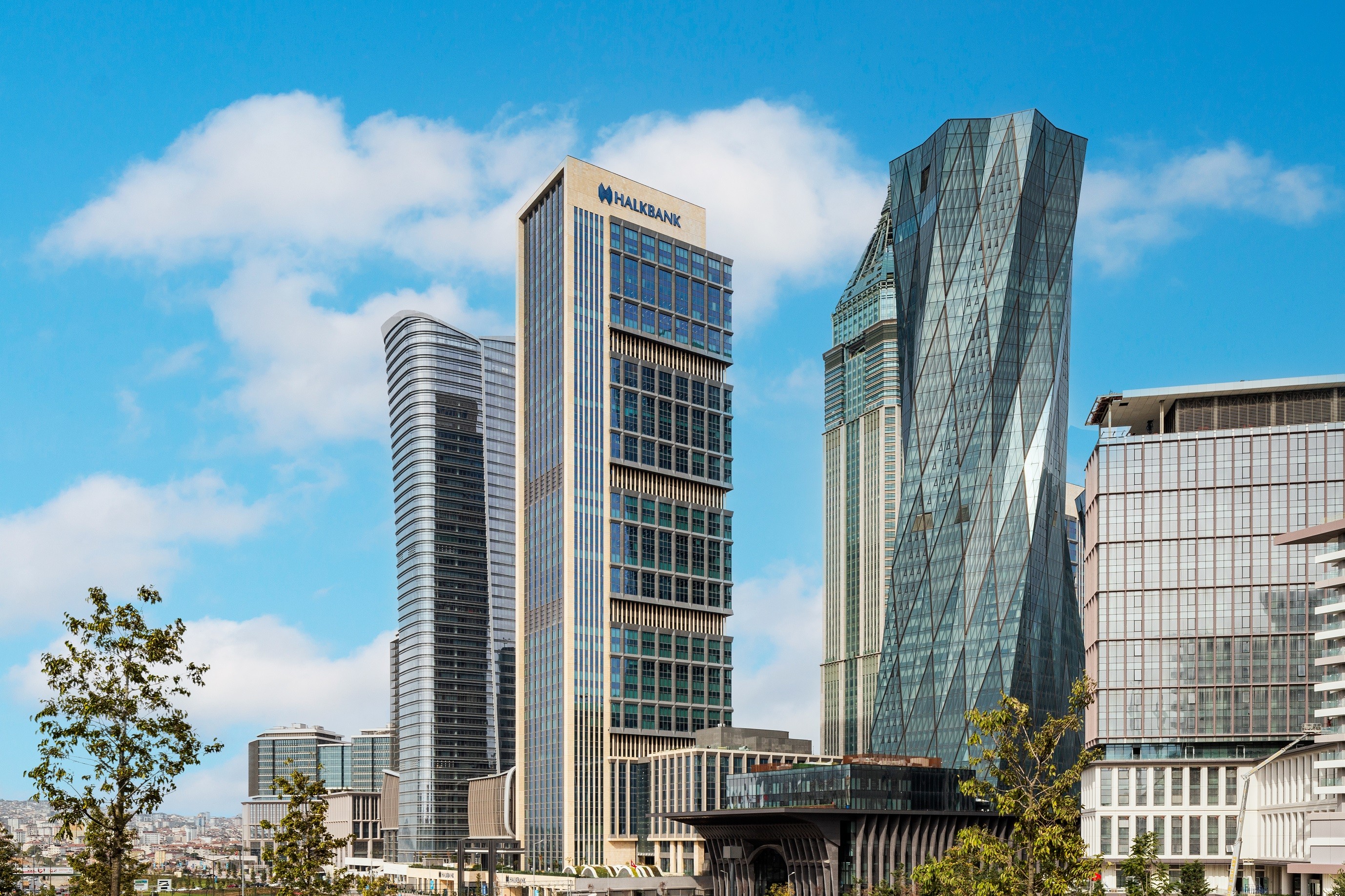 Halkbank yenilikçi “Ödeme İste” özelliğini devreye aldı!