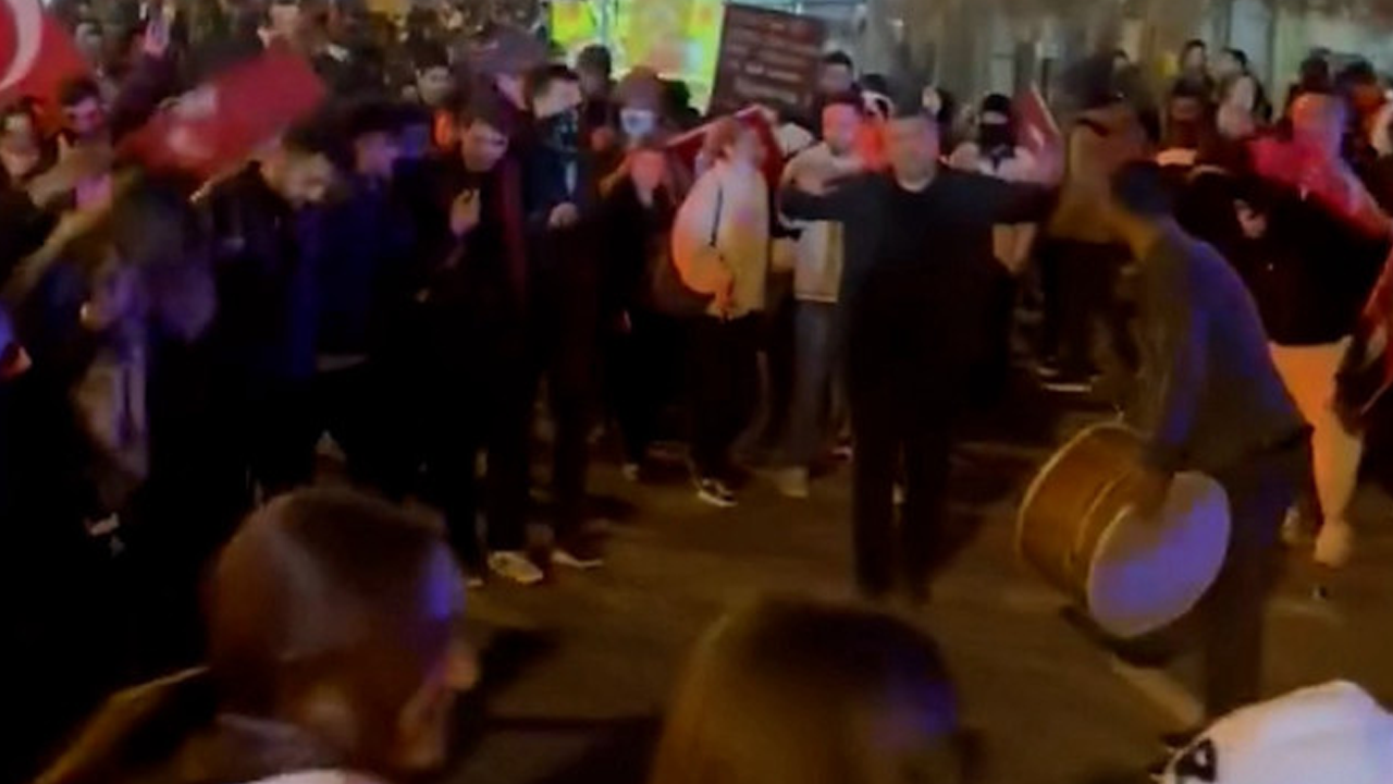 Halkın sinir uçlarıyla oynuyorlar! CHP’li eylemciler Teravih sırasında caminin dibinde bakın ne yaptı!