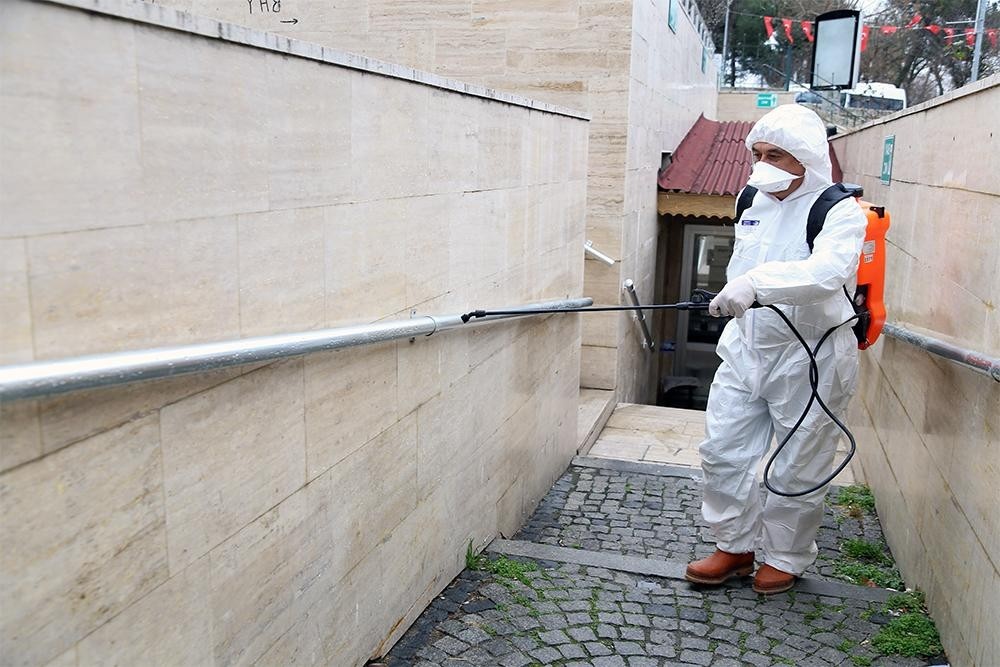 Halkın yoğun kullandığı alanlar dezenfekte ediliyor 