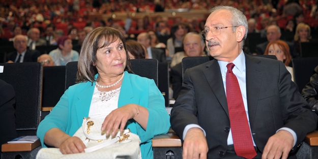 Halktan biri Selvi hanıma bak sen! Terörist cenazesinde 'katil devlet' sloganlarına eşlik etmiş