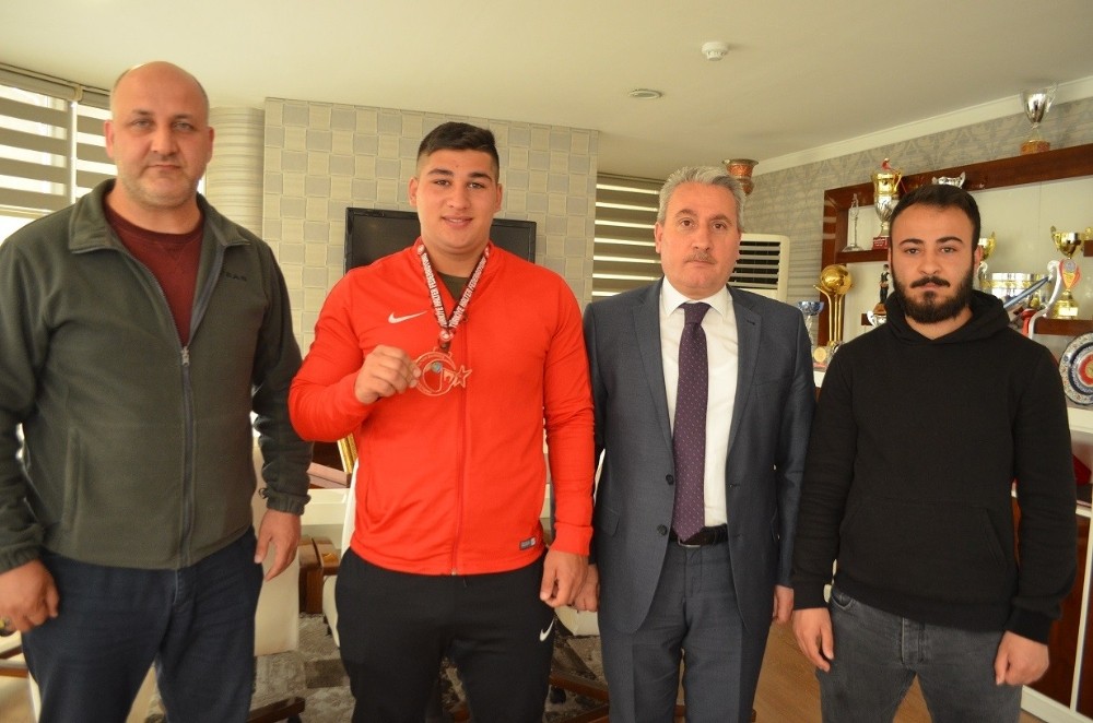 Halterde bronz madalya Kayabaş’ın 
